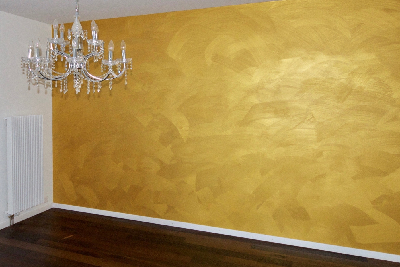 Goldige Wand im Essbereich
