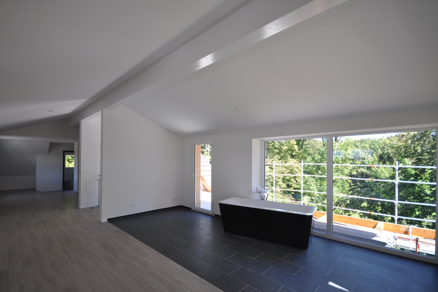 Schlafzimmer mit offenem Bad